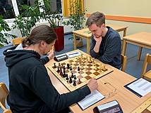 Vasilii (l.) gegen Cedric: Harter Kampf im B-Turnier