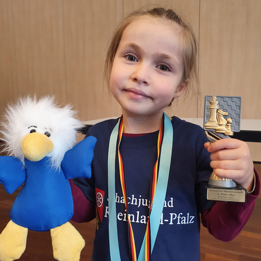 Meara Classen zeigt stolz ihren Pokal als Viertplatzierte der U8w
