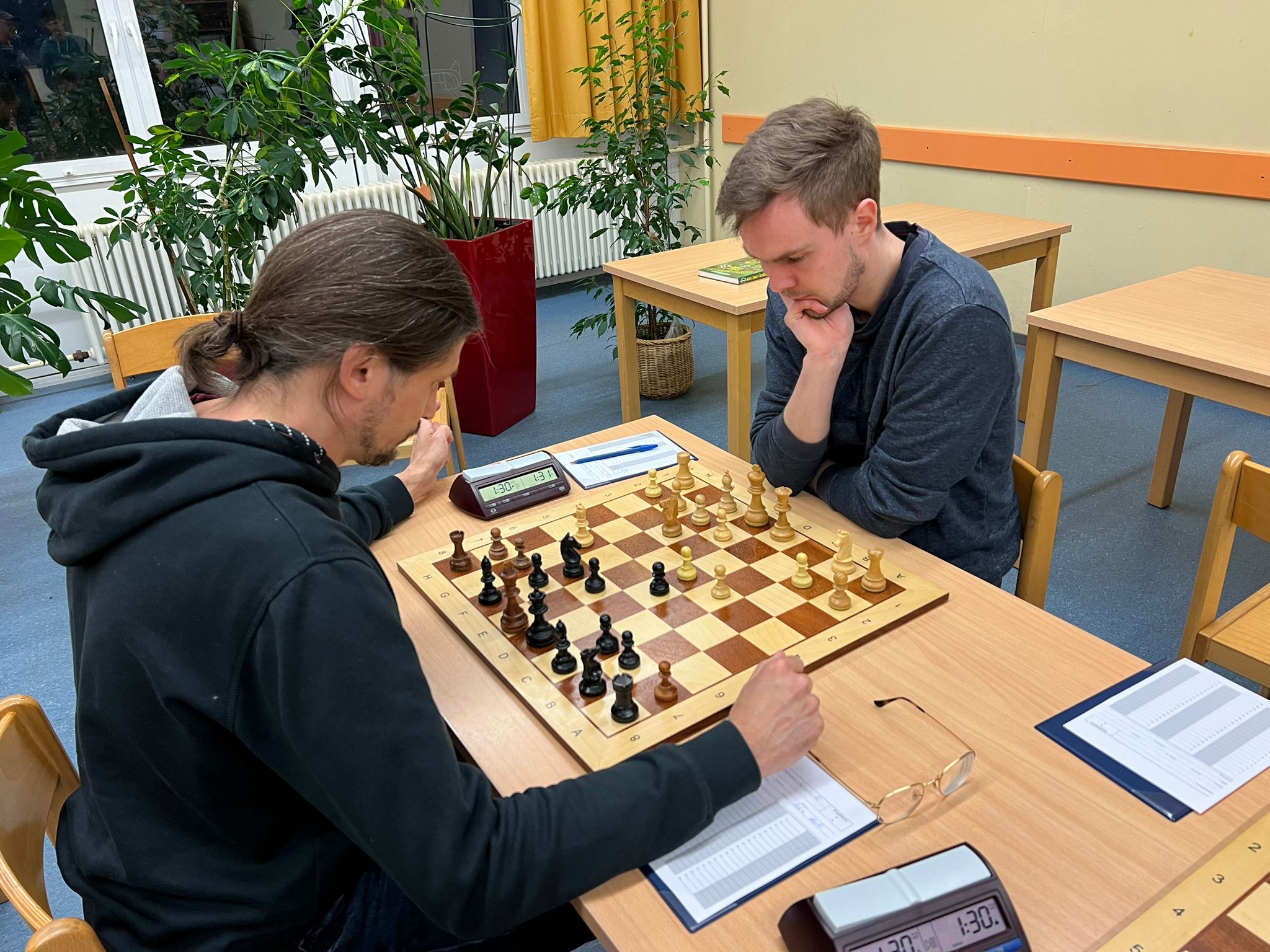 Vasilii (l.) gegen Cedric: Harter Kampf im B-Turnier